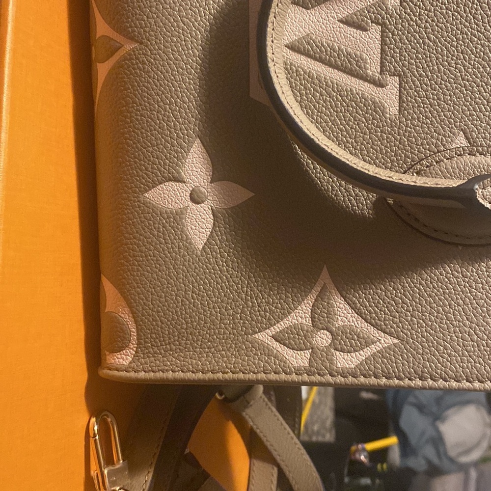 Authentic Louis Vuitton handbag with straps, comes with box - Picture 5 of 8